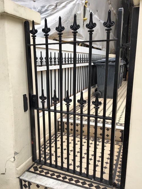 Metal door, metal gate