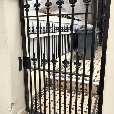 Metal door, metal gate